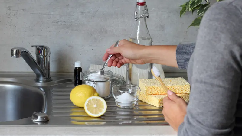 Limpieza natural con bicarbonato en cocina y baño